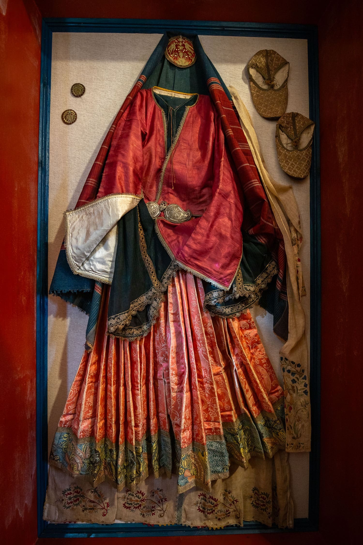 Costumes, broderie et textiles tissés